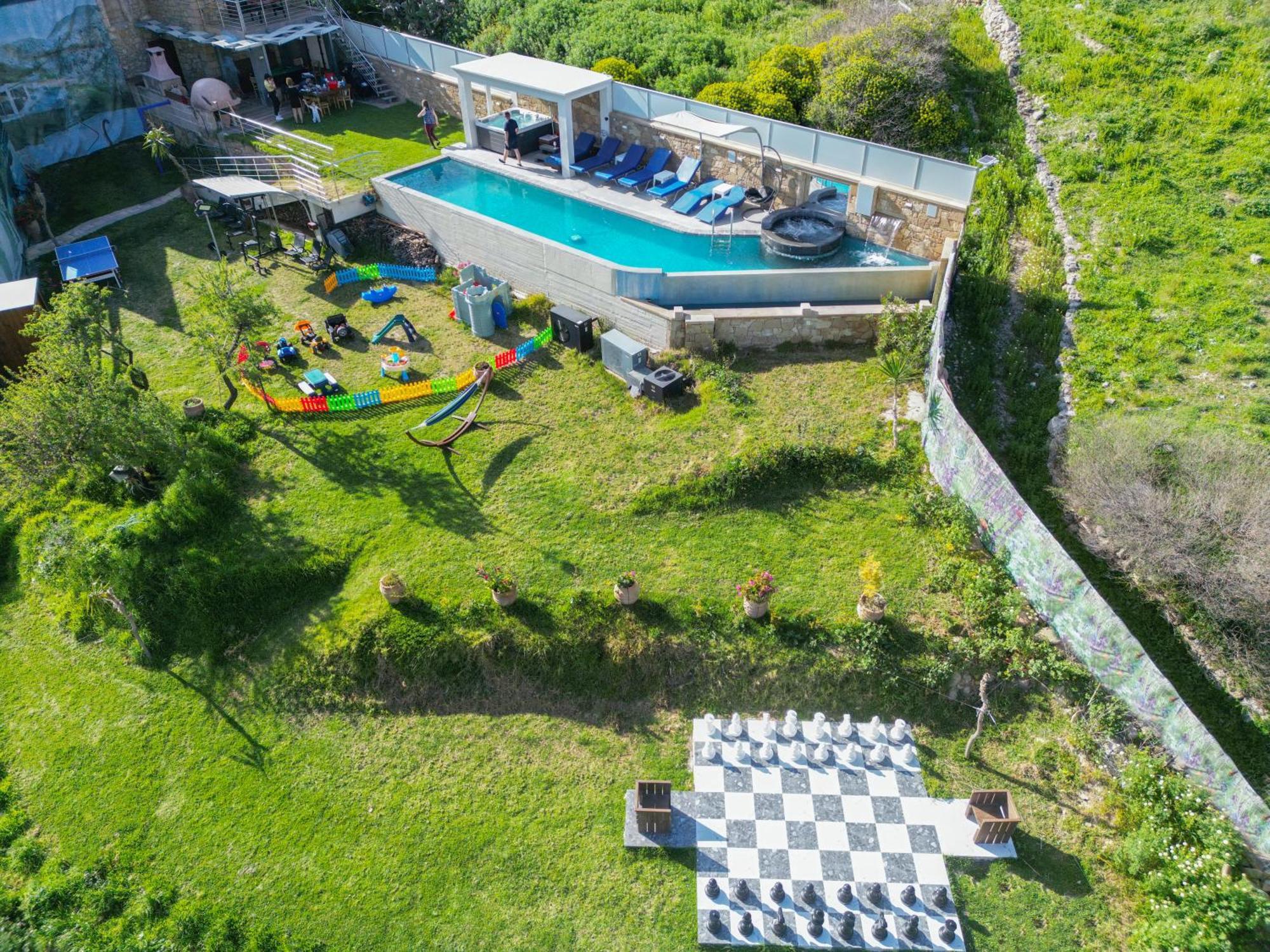 Heated Private Ozone Salt Pool, Jacuzzi, Cinema Inside & Outside, Ping Pong, Billiard, Ps5, Playground, Giant Chess, Giant Monopoly, Table Football, 3X Surround Sound - Villa Rokka Luxe Кісамос Екстер'єр фото